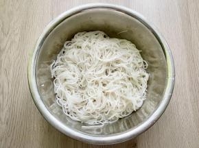 煮好粉干捞出沥干水分