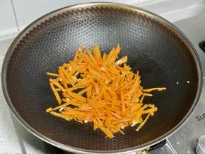 锅里热油，鸡蛋打散后炒熟，盛出备用