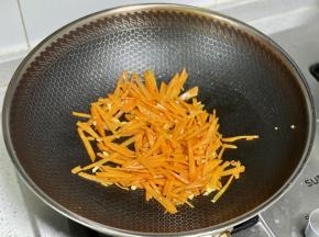 锅里热油，鸡蛋打散后炒熟，盛出备用