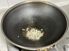 锅里热油，下蒜末爆香
