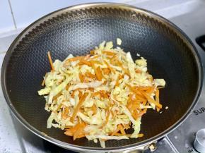 下入包菜丝，和胡萝卜一起炒熟