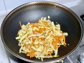 下入包菜丝，和胡萝卜一起炒熟