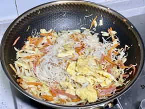 再下入熟粉干和炒鸡蛋，一起翻炒