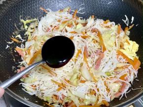 加入一勺蚝油；