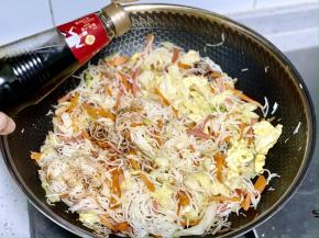 沿着锅边倒入生抽；