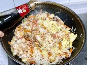 沿着锅边倒入生抽；