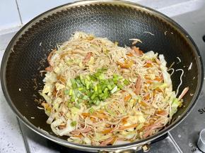 最后加入葱花，翻炒均匀即可