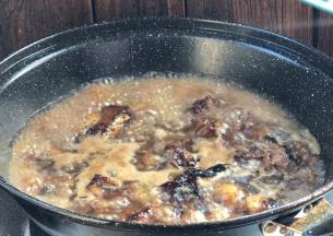 转小火，盖上锅盖，炖煮1小时