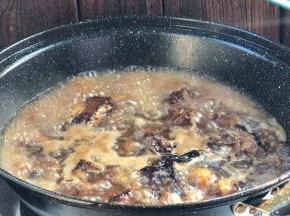 转小火，盖上锅盖，炖煮1小时