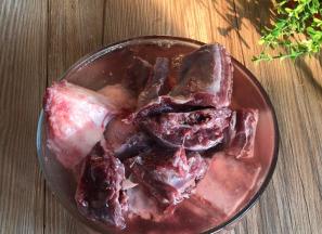 牛排骨提前用清水浸泡半小时以上