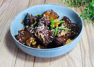 撒上香葱和熟芝麻