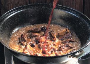 加入胡椒粉、生抽、红酒拌匀后再烧5分钟