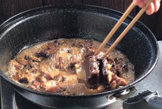 1小时后，用筷子轻轻插透牛肉即可