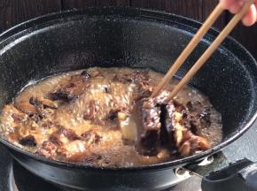 1小时后，用筷子轻轻插透牛肉即可