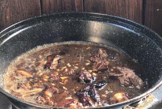 加入适量热水，拌匀煮沸