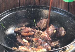 加入老抽、照烧酱，翻炒均匀