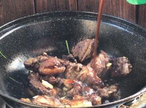 加入老抽、照烧酱，翻炒均匀
