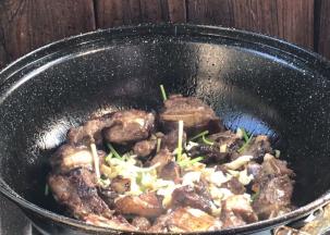 放入葱姜蒜炒香