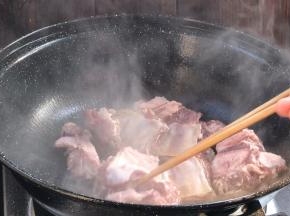起锅热油，放入排骨