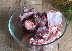 洗净，沥水备用