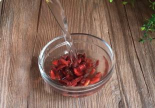 枸杞洗净，沥水备用