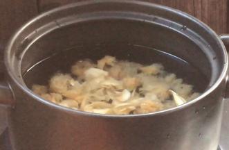 加入炖锅中，加入适量清水