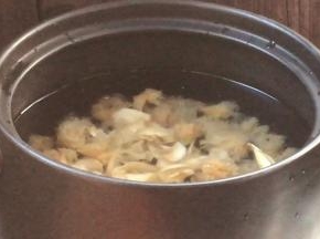 加入炖锅中，加入适量清水