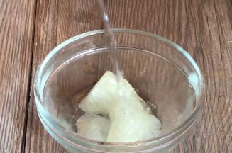 冰糖洗净，沥水备用