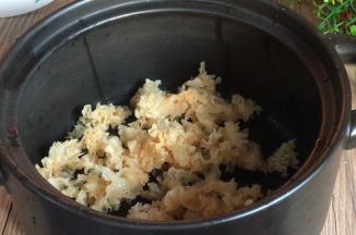 洗净后撕成小朵，放入炖锅中