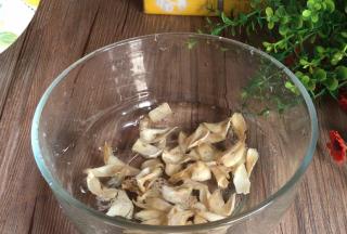 百合洗净，沥水