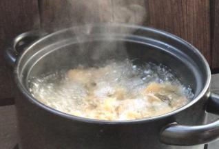 置旺火上煮沸，转小火盖上锅盖炖煮半小时