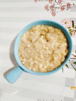 香蕉去皮，压成泥状备用！