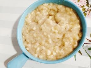 香蕉去皮，压成泥状备用！