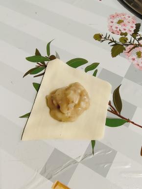 取一张饺子皮，再放入适量的香蕉泥！