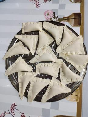 依次把所有的饺子皮都包上香蕉泥！