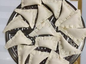 依次把所有的饺子皮都包上香蕉泥！