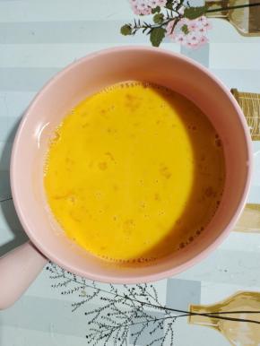 鸡蛋打散备用！