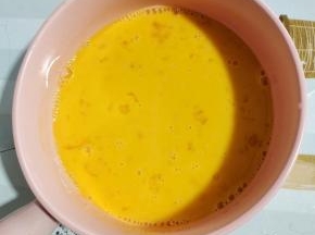 鸡蛋打散备用！