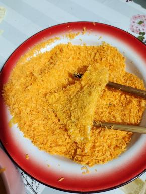 再均匀的裹上一层面包糠！