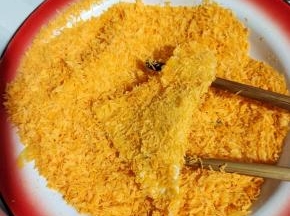 再均匀的裹上一层面包糠！