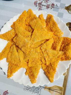 依次把所有的做好。再静置5分钟，以免炸的时候，面包糠掉落！