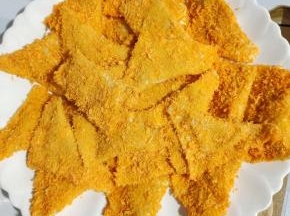 依次把所有的做好。再静置5分钟，以免炸的时候，面包糠掉落！