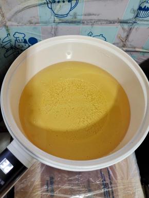 锅烧热，放入适量的食用油，烧至冒烟儿！（七成热！）