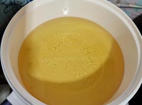 锅烧热，放入适量的食用油，烧至冒烟儿！（七成热！）