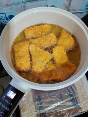 放入香蕉派生胚，中火炸制，中途记得翻面！