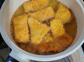 放入香蕉派生胚，中火炸制，中途记得翻面！