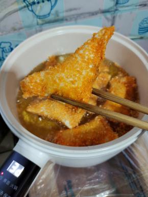 炸至表皮金黄酥脆，香蕉派鼓起来就可以捞出控油了！