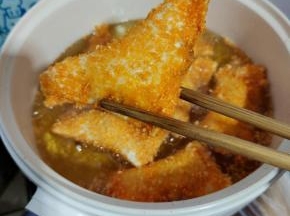 炸至表皮金黄酥脆，香蕉派鼓起来就可以捞出控油了！