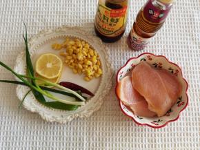 鸡胸肉片成2片，清理干净。玉米粒清洗干净，柠檬用盐搓洗干净后切2片备用。