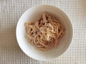 撕开成鸡丝，放入碗里。